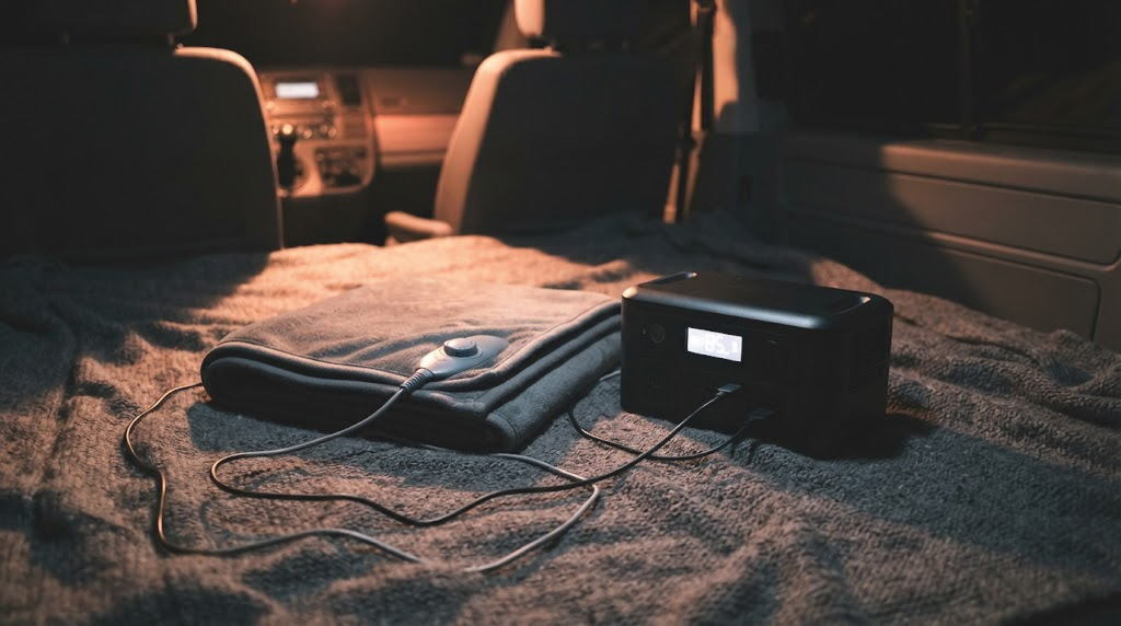車内に置いてある電気毛布とポータブル電源のイメージ画像