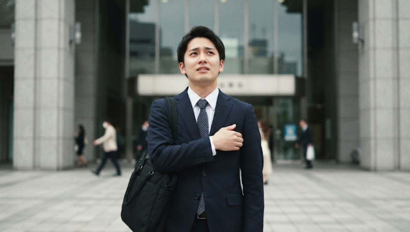 面接会場前で脇汗と臭いに不安を抱える就活生の男性